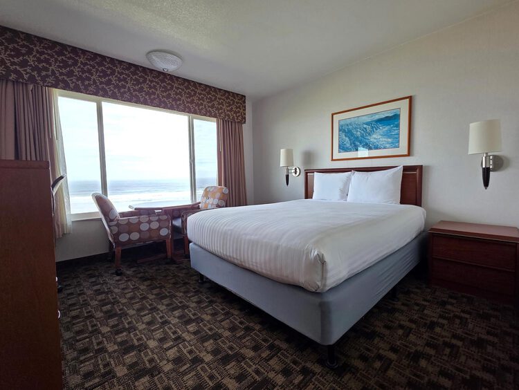 Guest room with one queen bed